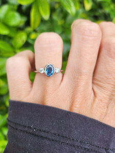 A8003- Vintage: 18ct White Gold Ceylon Blue Sapphire Diamonds Ring- "three stone straight" classic design, gorgeous stones