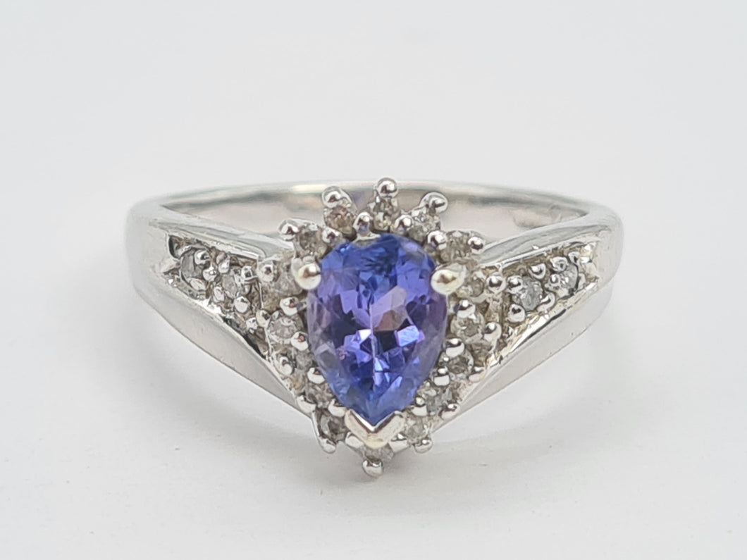 8133: Vintage: 9crt White Gold Vibrant Blue Tanzanite 20 Diamonds Dress Ring- lovely combination