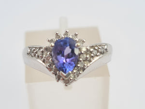 8133: Vintage: 9crt White Gold Vibrant Blue Tanzanite 20 Diamonds Dress Ring- lovely combination