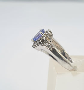 8133: Vintage: 9crt White Gold Vibrant Blue Tanzanite 20 Diamonds Dress Ring- lovely combination