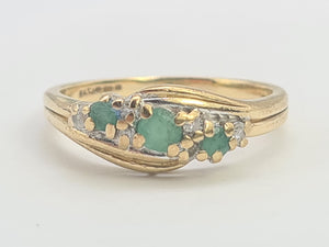 A8160: Vintage: 9ct Gold Emeralds Trilogy Diamonds Dress Ring- seductive&nbsp;