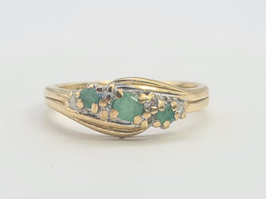 A8160: Vintage: 9ct Gold Emeralds Trilogy Diamonds Dress Ring- seductive&nbsp;