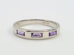 8038: Vintage: Rare 9ct White Gold lilac Amethyst Stacker/ Dress Ring, crisp, demure, geometric set