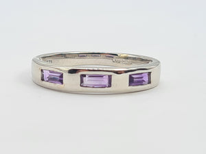 8038: Vintage: Rare 9ct White Gold lilac Amethyst Stacker/ Dress Ring, crisp, demure, geometric set