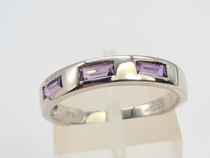 8038: Vintage: Rare 9ct White Gold lilac Amethyst Stacker/ Dress Ring, crisp, demure, geometric set