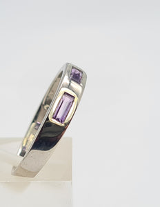 8038: Vintage: Rare 9ct White Gold lilac Amethyst Stacker/ Dress Ring, crisp, demure, geometric set