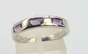 8038: Vintage: Rare 9ct White Gold lilac Amethyst Stacker/ Dress Ring, crisp, demure, geometric set