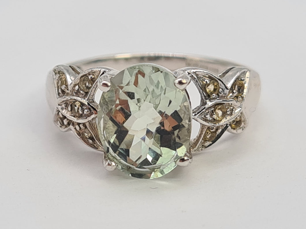 A8115:   Vintage: 9ct White Gold Mint Green Quartz 10 Peridots Cocktail Ring- crisp, green, sparkling