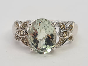 A8115:   Vintage: 9ct White Gold Mint Green Quartz 10 Peridots Cocktail Ring- crisp, green, sparkling