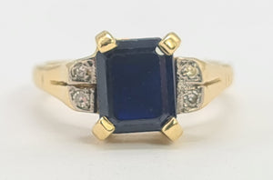 A8166: Vintage: 18ct Gold Emerald Cut Royal Blue Sapphire Diamonds Dress Ring- lovely symmetry