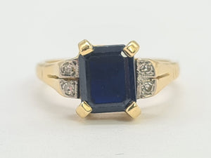 A8166: Vintage: 18ct Gold Emerald Cut Royal Blue Sapphire Diamonds Dress Ring- lovely symmetry