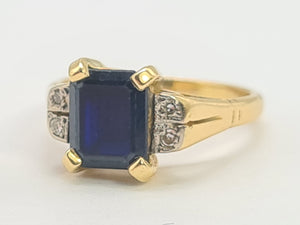 A8166: Vintage: 18ct Gold Emerald Cut Royal Blue Sapphire Diamonds Dress Ring- lovely symmetry