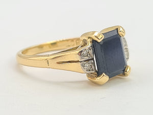 A8166: Vintage: 18ct Gold Emerald Cut Royal Blue Sapphire Diamonds Dress Ring- lovely symmetry