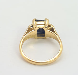 A8166: Vintage: 18ct Gold Emerald Cut Royal Blue Sapphire Diamonds Dress Ring- lovely symmetry