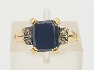 A8166: Vintage: 18ct Gold Emerald Cut Royal Blue Sapphire Diamonds Dress Ring- lovely symmetry