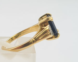 A8166: Vintage: 18ct Gold Emerald Cut Royal Blue Sapphire Diamonds Dress Ring- lovely symmetry