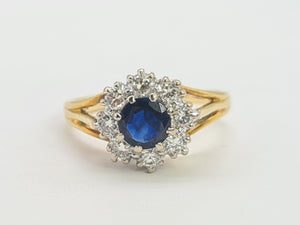 A8167: Vintage: 18ct Gold French Blue Sapphire&nbsp; Diamonds Cluster Ring- elegant, sparkling statement&nbsp;