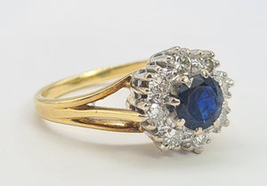 A8167: Vintage: 18ct Gold French Blue Sapphire&nbsp; Diamonds Cluster Ring- elegant, sparkling statement&nbsp;