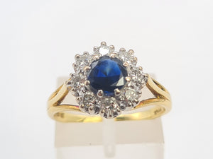 A8167: Vintage: 18ct Gold French Blue Sapphire&nbsp; Diamonds Cluster Ring- elegant, sparkling statement&nbsp;