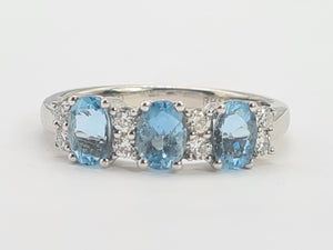 8171: Vintage; Exquisite Platinum Aquamarines Diamonds Ring- The presence of beauty- a wonderful combination&nbsp;