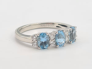 8171: Vintage; Exquisite Platinum Aquamarines Diamonds Ring- The presence of beauty- a wonderful combination&nbsp;