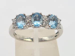 8171: Vintage; Exquisite Platinum Aquamarines Diamonds Ring- The presence of beauty- a wonderful combination&nbsp;