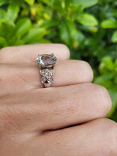 Load image into Gallery viewer, A8115:   Vintage: 9ct White Gold Mint Green Quartz 10 Peridots Cocktail Ring- crisp, green, sparkling
