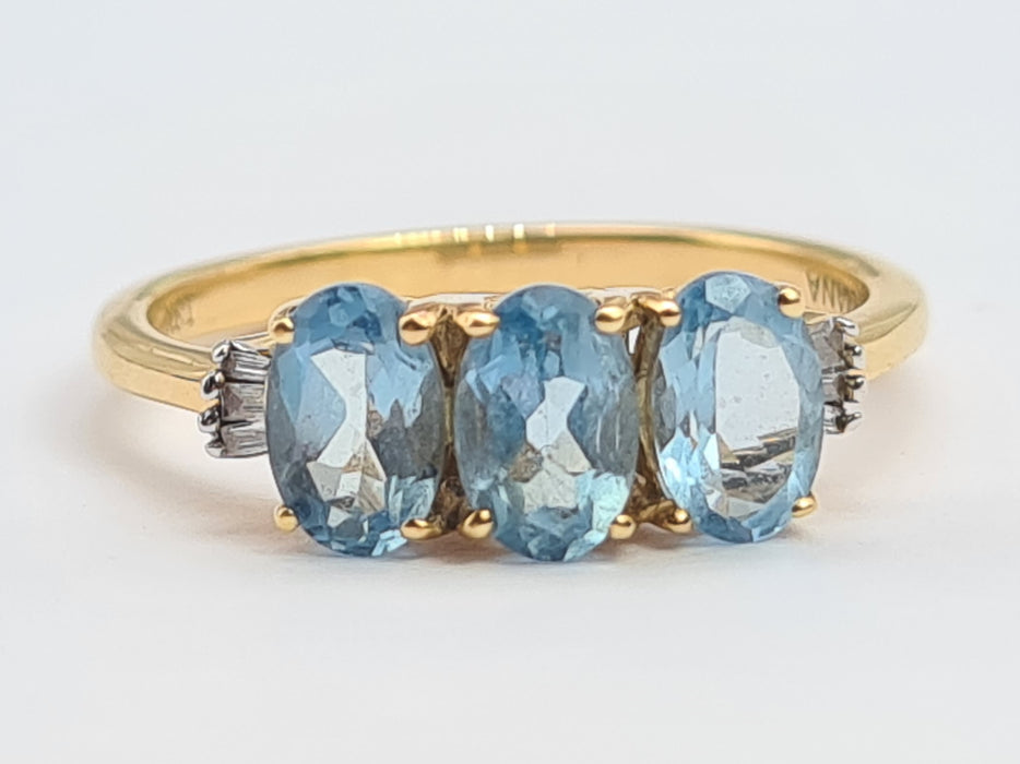 6127: Vintage: 18ct Gold Blue Aquamarines Baguette Cut Diamonds Dress Ring