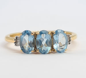 8258: Vintage: 18ct Gold Blue Aquamarines Baguette Cut Diamonds Dress Ring