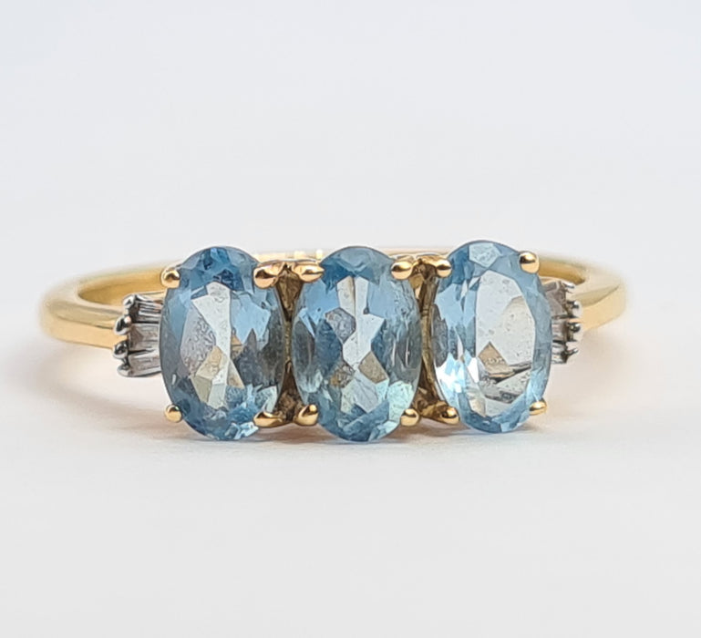 6127: Vintage: 18ct Gold Blue Aquamarines Baguette Cut Diamonds Dress Ring