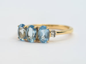 8258: Vintage: 18ct Gold Blue Aquamarines Baguette Cut Diamonds Dress Ring