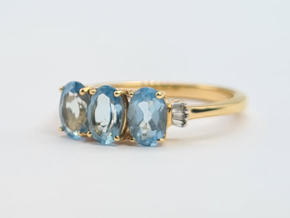 6127: Vintage: 18ct Gold Blue Aquamarines Baguette Cut Diamonds Dress Ring