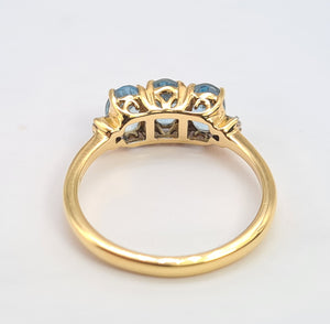 8258: Vintage: 18ct Gold Blue Aquamarines Baguette Cut Diamonds Dress Ring