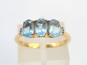 8258: Vintage: 18ct Gold Blue Aquamarines Baguette Cut Diamonds Dress Ring