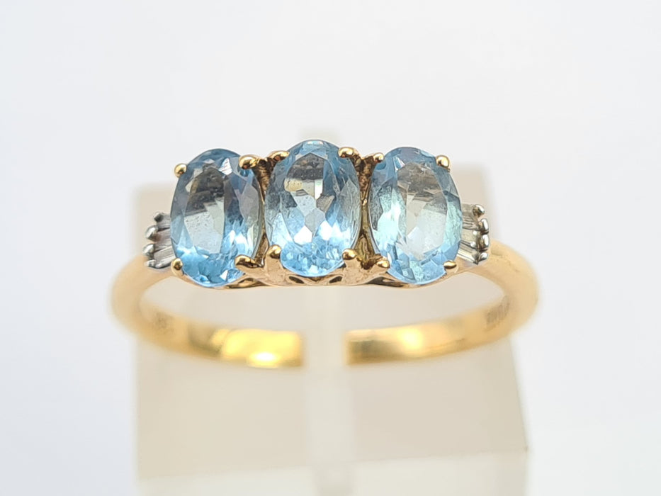 6127: Vintage: 18ct Gold Blue Aquamarines Baguette Cut Diamonds Dress Ring