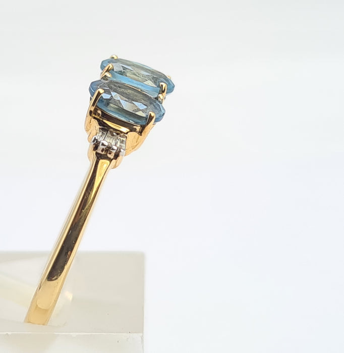 6127: Vintage: 18ct Gold Blue Aquamarines Baguette Cut Diamonds Dress Ring