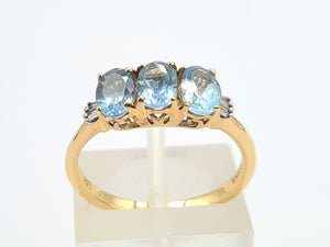 8258: Vintage: 18ct Gold Blue Aquamarines Baguette Cut Diamonds Dress Ring