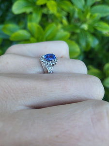 8133: Vintage: 9crt White Gold Vibrant Blue Tanzanite 20 Diamonds Dress Ring- lovely combination