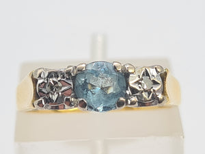 8295: Vintage: 18ct Gold Blue Aquamarine Twin Diamonds Dress Ring- date mark 1973