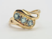 Load image into Gallery viewer, 8314: Vintage: 9ct Gold Mint Green Topaz Trilogy Ring- elegant, eye candy
