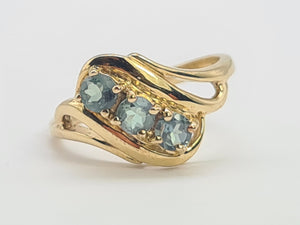 8314: Vintage: 9ct Gold Mint Green Topaz Trilogy Ring- elegant, eye candy