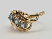 Load image into Gallery viewer, 8314: Vintage: 9ct Gold Mint Green Topaz Trilogy Ring- elegant, eye candy
