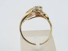 Load image into Gallery viewer, 8314: Vintage: 9ct Gold Mint Green Topaz Trilogy Ring- elegant, eye candy
