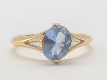 Load image into Gallery viewer, A7050: Vintage &amp; Exquisite 18ct Gold Blue Aquamarine Solitaire Ring- gorgeous stone, understated beauty.
