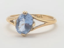 Load image into Gallery viewer, A7050: Vintage &amp; Exquisite 18ct Gold Blue Aquamarine Solitaire Ring- gorgeous stone, understated beauty.
