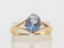 Load image into Gallery viewer, A7050: Vintage &amp; Exquisite 18ct Gold Blue Aquamarine Solitaire Ring- gorgeous stone, understated beauty.
