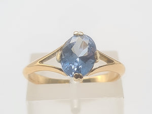 A7050: Vintage & Exquisite 18ct Gold Blue Aquamarine Solitaire Ring- gorgeous stone, understated beauty.