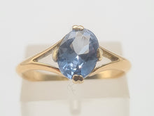 Load image into Gallery viewer, A7050: Vintage &amp; Exquisite 18ct Gold Blue Aquamarine Solitaire Ring- gorgeous stone, understated beauty.
