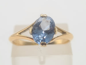 A7050: Vintage & Exquisite 18ct Gold Blue Aquamarine Solitaire Ring- gorgeous stone, understated beauty.