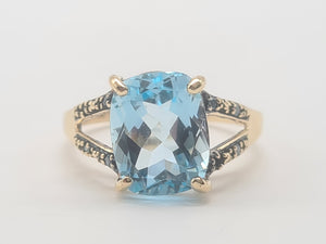 A8265: Vintage: 9ct Gold Swiss Blue Topaz Diamonds Cocktail Ring